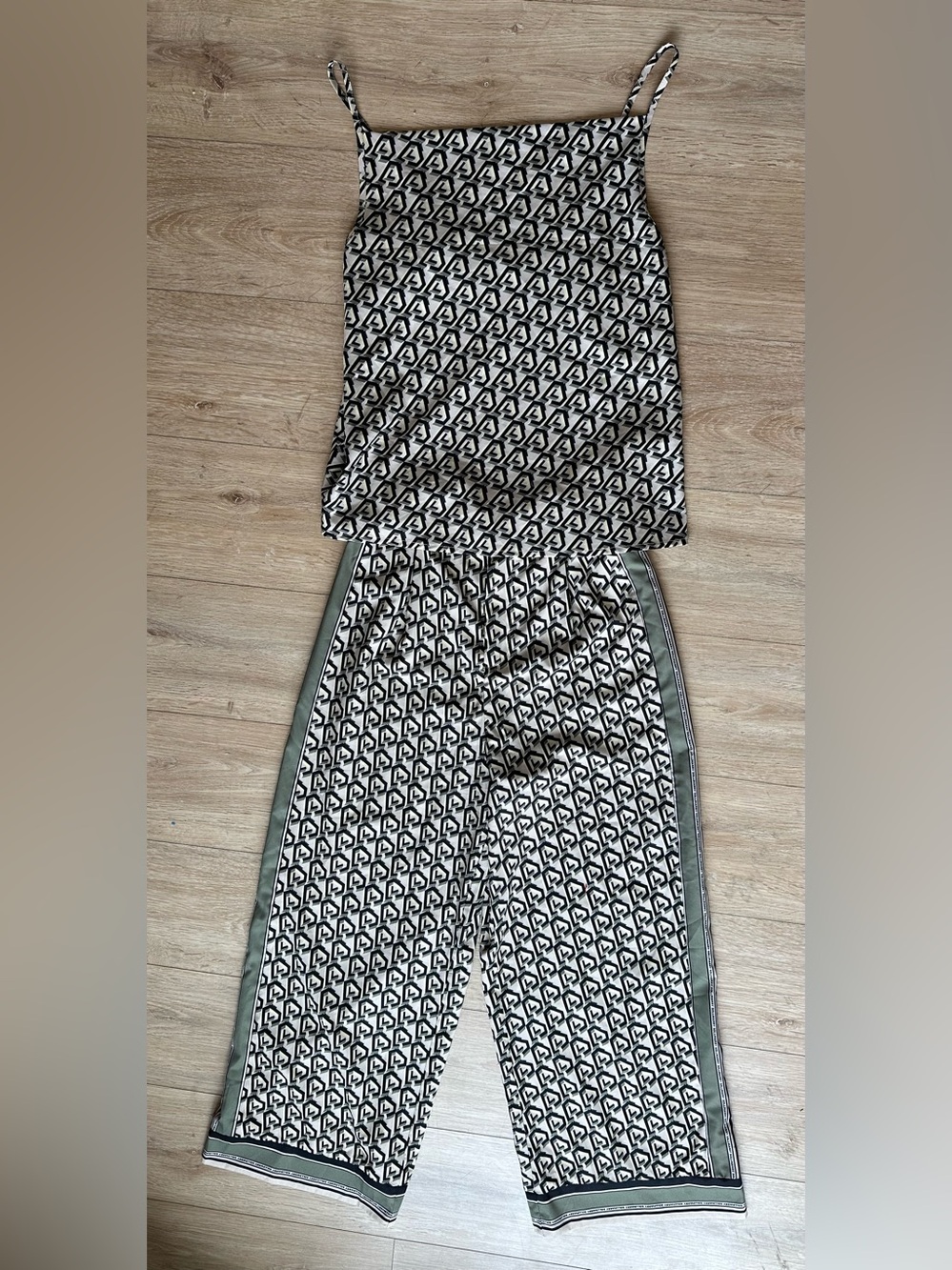 2 piece Geometric Outift- wide leg flowy pants with Cami Shirt - resortwear - Picture 2 of 9